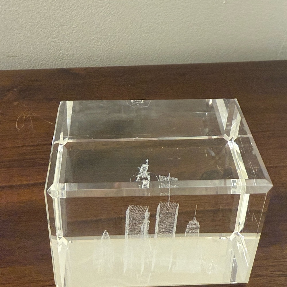 World Trade Center NYC Twin Towers Etched Glass 3D Memorial Paperweight - Picture 7 of 13